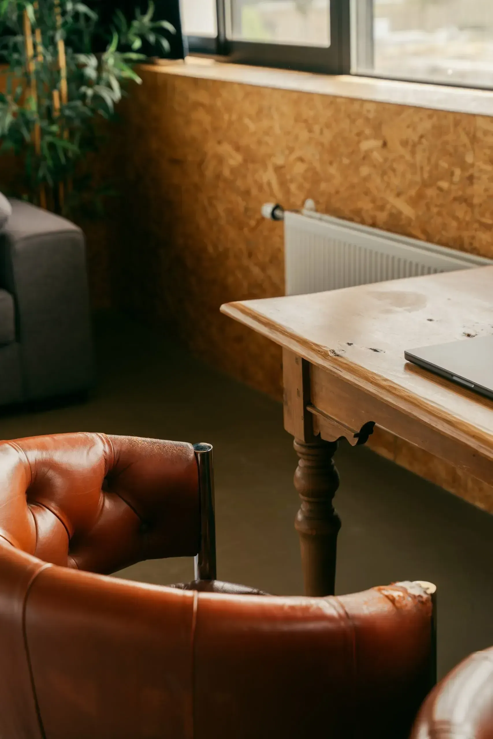 The warm caf&eacute; corner of the Learning Hotel in the evening